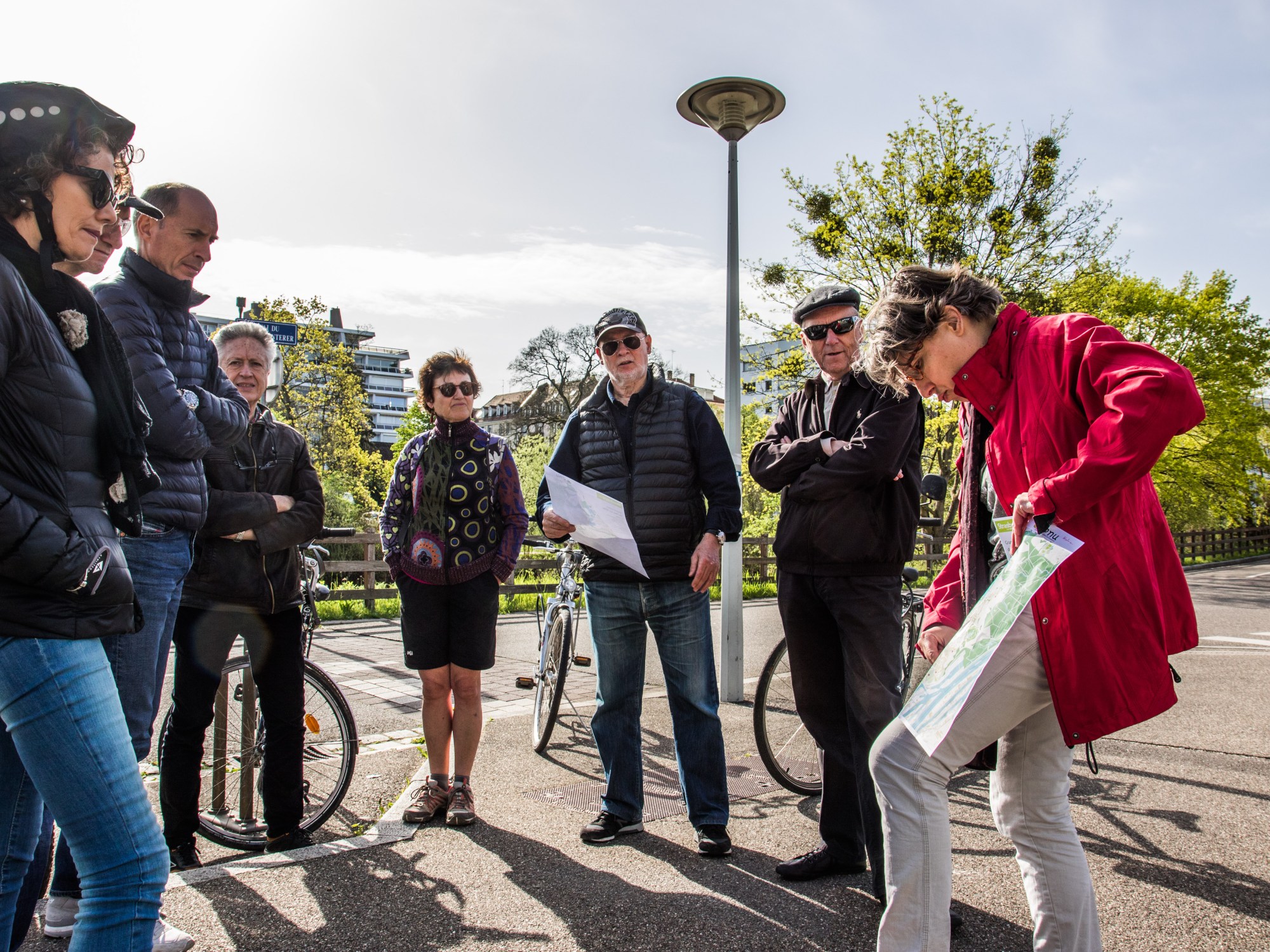 Béatrice PIPART et le groupe d'explorateur devant la maison d'Arte, avril 2018