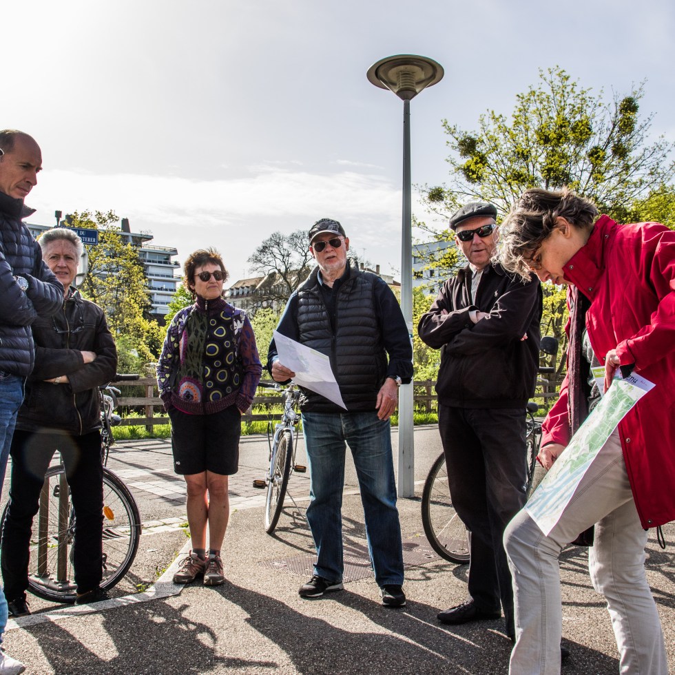 Béatrice PIPART et le groupe d'explorateur devant la maison d'Arte, avril 2018